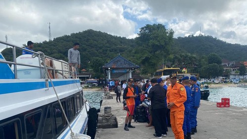 Para penumpang yang kapalnya mengalami kebakaran mesin saat berhasil dievakuasi menuju Pelabuhan Padangbai, Kamis (6/7/2023).