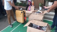 Jumlah barang yang dikembalikan oleh Venna Melinda ada sekitar 101, termasuk juga cincin pemberian Ferry Irawan yang disebut belum lunas. Foto: Febri/detikHOT