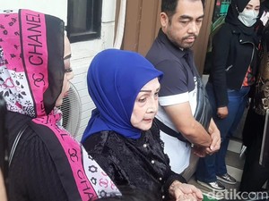 Eks Mertua Duga Venna Melinda Caper Kembalikan Barang Ferry Irawan di Depan Media