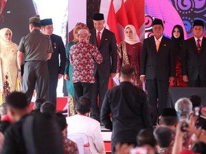 Dinilai Sukses Turunkan Stunting, Ganjar Terima Satyalencana Wira Karya