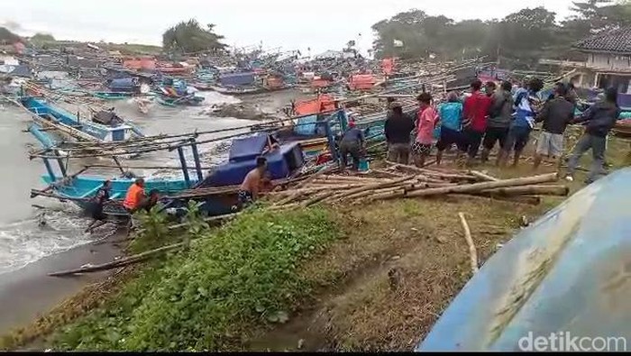 Gelombang tinggi terjang Tasikmalaya