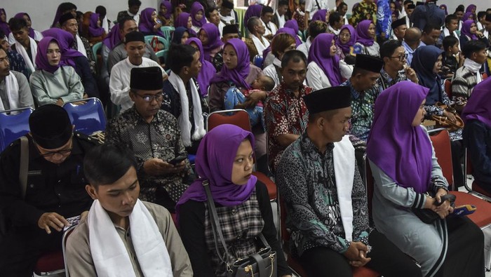 Hari Jadi Kabupaten Ciamis ke-831, 81 Pasangan Ikut Nikah Massal Sejumlah pasangan pengantin mengikuti nikah massal pada Resepsi Itsbat Nikah di Kodim 0613/Ciamis, Jawa Barat, Kamis (6/7/2023). Nikah massal gratis yang diikuti 81 pasangan itu dalam rangkaian Hari Jadi Kabupaten Ciamis ke-831 untuk membantu masyarakat mendapatkan legalitas pernikahan sesuai dengan ketentuan yang berlaku. ANTARA FOTO/Adeng Bustomi/tom.