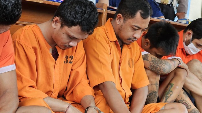 I Putu Doni Yahya konferensi pers di halaman Mapolres Gianyar, Kamis (6/7/2023). Dia dibekuk saat sedang nge-DJ sembari mengonsumsi sabu dan live streaming lewat kanal Youtube. (Foto: Putu Krista/detikBali)