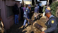 Polisi pun menyita tabung-tabung gas nitrogen yang disimpan di sebuah gudang kecil untuk penyimpanan logam-logam bagi para penambang ilegal.  
