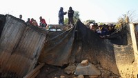 Aktivitas penambangan ilegal sebenarnya sudah marak terjadi di daerah-daerah yang kaya akan emas di sekitar Johannesburg. Para penambang ilegal yang sebagian besar adalah imigran dari negara tetangga ini acap kali memasuki lokasi-lokasi tambang yang sudah tidak terpakai untuk mencari sisa-sisa endapan.  