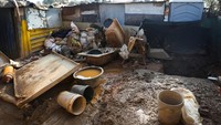 Pemandangan umum peralatan yang digunakan dalam penambangan ilegal, di lokasi dugaan kebocoran gas yang diduga terkait dengan penambangan ilegal, di Angelo, dekat Boksburg, sebelah timur Johannesburg, Afrika Selatan 6 Juli 2023.  