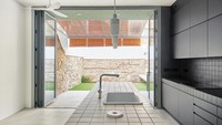 Dapur ini berkonsep semi outdoor ini menyatu dengan area taman. Dengan desain seperti ini, tak ada lagi rasa pengap dan panas bila berada di dapur/Foto: Inspirasi dapur (arch daily)