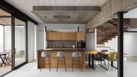 Dapur yang terintegrasi dengan ruang makan dan area luar rumah juga bisa menjadi pilihan. Dapur ini didesain praktis karena bisa langsung menyatu dengan area makan/ Foto: Inspirasi dapur (arch daily)