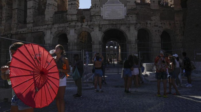 Italia Lagi Panas Banget, Suhunya Bakal Mencapai 45 Derajat Cuaca panas tengah melanda di beberapa bagian negara. Salah satunya di Italia.