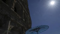 Menurut prakiraan cuaca, suhu diperkirakan akan meningkat pada akhir pekan mendatang mencapai 45 derajat Celcius di beberapa bagian negara (113 Fahrenheit).
