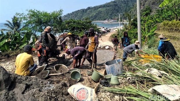Jaka Suharman (39) nelayan di Pantai Cikembang, Desa Pasir Baru, Kecamatan Cislok, Kabupaten Sukabumi