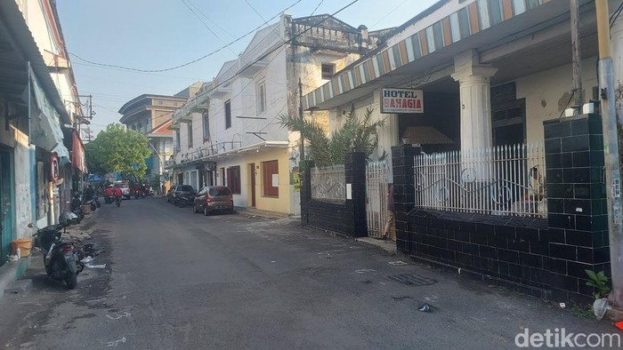 Jalan HOS Cokroaminoto di Gresik disebut sebagai jalan terpendek di Indonesia. Panjangnya hanya sekitar 50 meter.