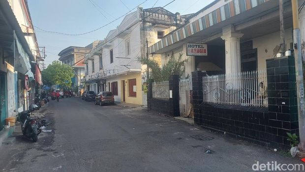 Jalan HOS Cokroaminoto di Gresik disebut sebagai jalan terpendek di Indonesia. Panjangnya hanya sekitar 50 meter.