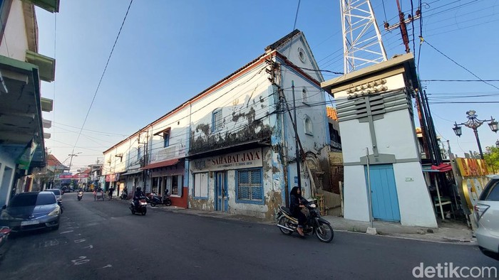 Jalan HOS Cokroaminoto di Gresik disebut sebagai jalan terpendek di Indonesia. Panjangnya hanya sekitar 50 meter.