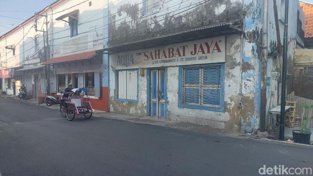 Jalan HOS Cokroaminoto di Gresik disebut sebagai jalan terpendek di Indonesia. Panjangnya hanya sekitar 50 meter.