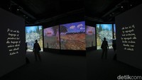 Sejumlah pengunjung tengah menikmati instalasi seni karya Van Gogh di pameran Van Gogh Alive yang berlangsung di Mal Taman Anggrek Jakarta, Kamis (6/7/2023). 