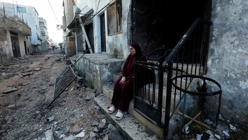 Palestinians look at a damaged building, after the Israeli armys withdrawal from the Jenin camp, in Jenin, in the Israeli-occupied West Bank July 5, 2023. REUTERS/Mohamad Torokman