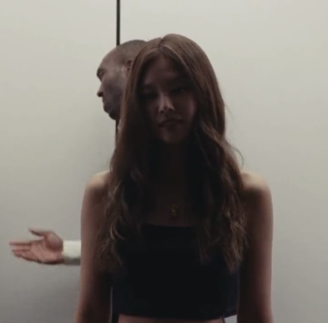 Dalam episode terakhir The Idol, Jennie BLACKPINK terlihat elegan dan sederhana dengan pilihan crop top hitam. Foto: dok. HBO