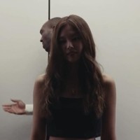 Dalam episode terakhir The Idol, Jennie BLACKPINK terlihat elegan dan sederhana dengan pilihan crop top hitam. Foto: dok. HBO