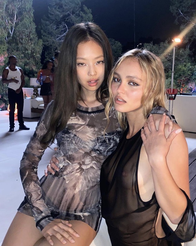 Seperti yang terlihat dalam The Idol episode 4, Jennie BLACKPINK memakai busana menerawang Femme Ballerina Printed T-Shirt Black dari Jean Paul Gaultier. Koleksi tersebut sudah terjual habis di laman resminya. Foto: dok. Instagram @troyesivan