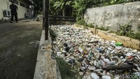 Aliran kali cabang tengah Pancoran Mas yang berada persis di samping Balai Kota Depok dipenuhi sampah.