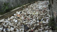 Sampah yang didominasi jenis styrofoam dan sampah plastik tersebut mengular dan menutupi aliran kali.