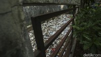 Banyaknya sampah dapat berakibat banjir dan sarang penyakit.