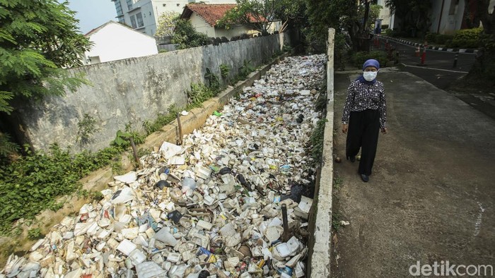 Aliran kali cabang tengah Pancoran Mas yang berada persis di samping Balai Kota Depok dipenuhi sampah.