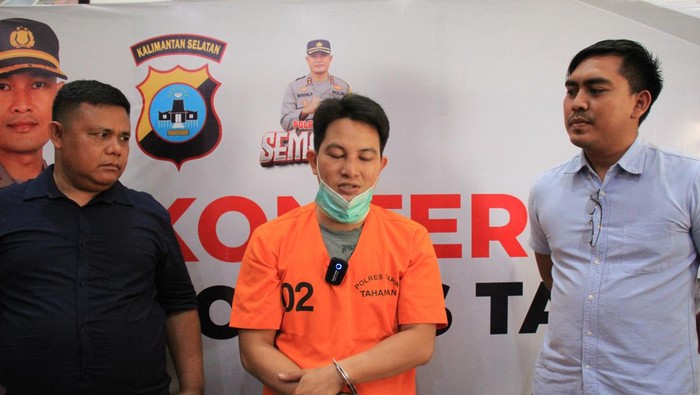 Jumadi saat diamankan polisi bersama barang bukti dalam praktik klinik kecantikan abal-abal.