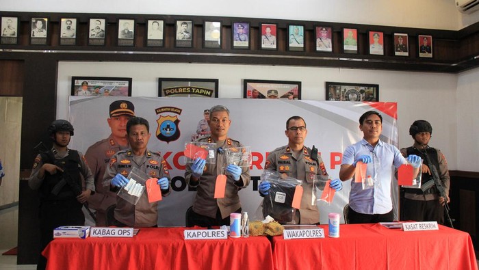 Jumadi saat diamankan polisi bersama barang bukti.