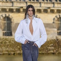 Baru untuk bawahannya berupa jeans yang sebenarnya bukan berbahan denim, melainkan terbuat dari material sutra gazar. Para artisan kemudian menyulamnya dengan dengan ribuan manik-manik 80 warna hasil celupan indigo yang menciptakan efek trompe loeil (realistis) menyerupai tekstur denim. (Foto: AP Photo/Christophe Ena)