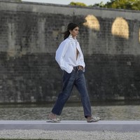 Di Paris Fashion Week edisi Haute Couture Fall 2023/2024, jeans dan busana lain yang berbahan denim dipermak sedemikian rupa sehingga laik selevel couture, hierarki tertinggi di dunia mode dalam hal kualitas dan harga. Seperti di peragaan Maison Valentino. (Foto: AP Photo/Christophe Ena)