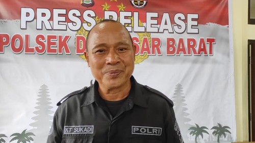 Kasi Humas AKP I Ketut Sukadi memberikan penjelasan terhadap anggota Polresta Denpasar yang sempat diperiksa atas dugaan mengamuk dan mengonsumsi narkoba di hotel.