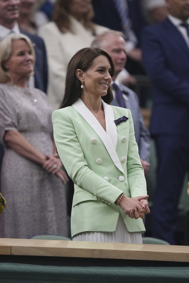 Putih pun mewarnai heels dan handbag yang ikut menemani gaya Kate. Sekali lagi, ia berhasil menunjukkan eksistensinya sebagai ikon mode dengan gaya yang trendi tanpa meninggalkan tradisi. (Foto: AP Photo/Alberto Pezzali)