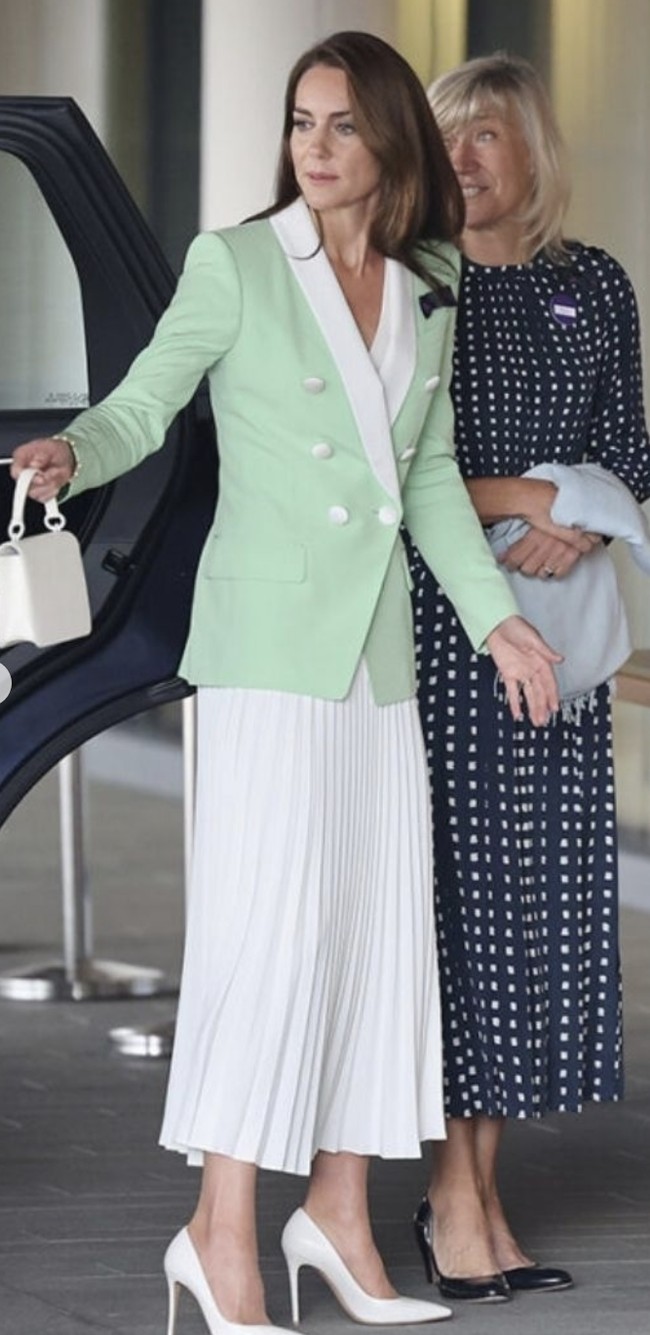 Sebagai pencinta tenis, Kate Middleton tak akan pernah melewatkan Wimbledon. Turnamen berprestise itu lantas menjadi ajang bagi Kate untuk lebih mengeksplor gaya yang elegan tapi tetap relevan. Di Wimbledon 2023, ia bermain dengan tren blazer tanpa dalaman. (Foto: GC Images)