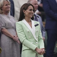 Putih pun mewarnai heels dan handbag yang ikut menemani gaya Kate. Sekali lagi, ia berhasil menunjukkan eksistensinya sebagai ikon mode dengan gaya yang trendi tanpa meninggalkan tradisi. (Foto: AP Photo/Alberto Pezzali)