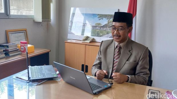 Kepala SMA Unggulan CT ARSA Foundation Sukoharjo, Drs H Usdiyanto, saat menghadiri wisuda angkatan ketiga melalui daring, Kamis (6/7/2023).