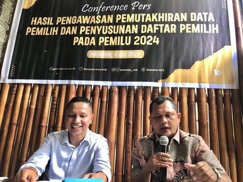 Ketua Bawaslu NTB Itratip (kanan) bersama Komisioner Bawaslu NTB Hasan Basri (kiri) saat konferensi pers di Mataram, Kamis (6/7/2023). (Foto: Helmy Akbar/detikBali)