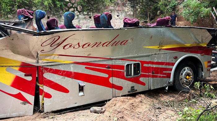 Kondisi Bus yang Masuk Jurang dan Tewaskan 25 Penumpang di Meksiko Sebuah bus terjun ke jurang di negara bagian selatan Oaxaca, Meksiko, Rabu (5/7/2023) waktu setempat. Akibat kecelakaan itu, sebanyak 25 penumpang tewas.