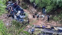 Bus yang dioperasikan oleh perusahaan transportasi lokal itu mengalami kerusakan parah. Bagian atap tampak terpisah dari badan bus. 