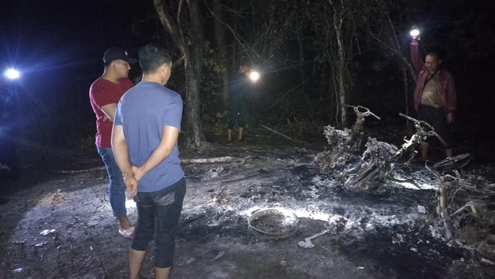 Kondisi motor pencari kepiting setelah dibakar warga