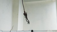 Kondisi tali katrol lift barang setelah anjlok. Terlihat tali putus dari pengait lift saat dicek penyidik kepolisian (Foto: Tommy Saputra)