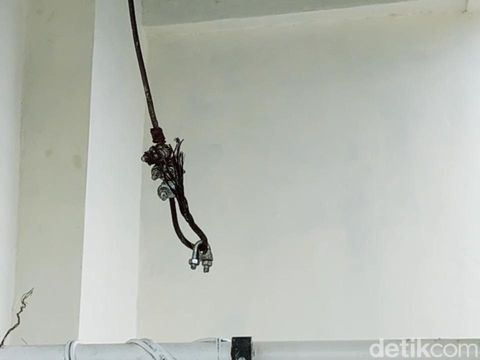 Kondisi tali katrol lift barang setelah anjlok. Terlihat tali putus dari pengait lift saat dicek penyidik kepolisian