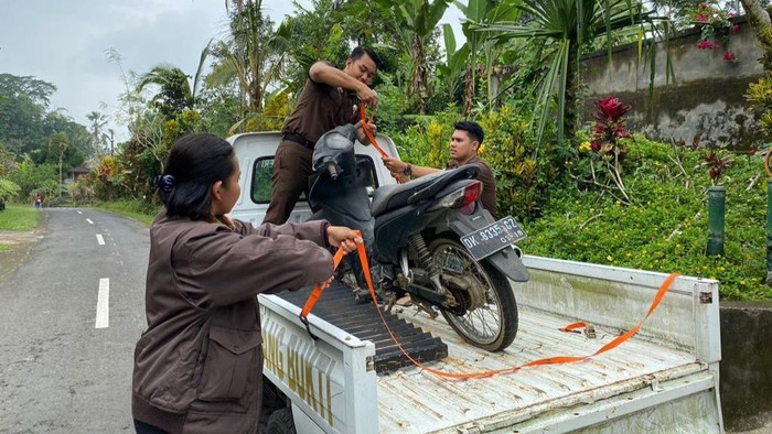Tim Seksi Pidsus dan Seksi PB3R Kejari Tabanan menyita motor milik terpidana korupsi dana pensiunan veteran I Wayan Darsana alias Pan Listia untuk menutupi uang pengganti yang ditetapkan Majelis Hakim pengadilan Tipikor Denpasar, Rabu (6/7/2023).