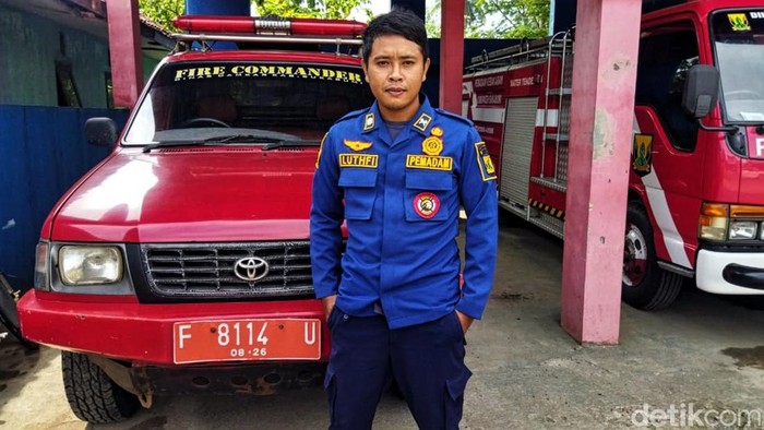 M Luthfi Mulyadi (31), petugas Damkar Kabupaten Sukabumi.