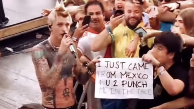 Machine Gun Kelly tonjok penonton pria di konsernya.
