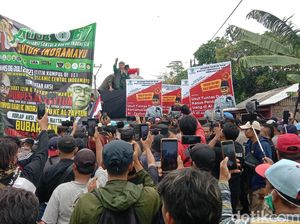 Demo di Ponpes Al-Zaytun Memanas, Massa Merangsek Dekati Gerbang