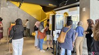 Karena tidak berlokasi di Gedung Sarinah, maka McDonalds ini dinamai sebagai McDonalds Thamrin Jaya. Di gerai barunya ini, McDonalds Thamrin Jaya hadir dengan mengusung konsep yang berbeda. Foto: detikcom/Riska Fitria
