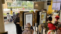 Areanya memiliki luas sekitar 528 meter persegi. Terdapat dua lantai yang masing-masing lantai dilengkapi dengan Self Ordering Kiosk. Pelayan di sana sangat sigap membantu kami selama di sana. Foto: detikcom/Riska Fitria