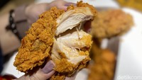 Gerainya juga dilengkapi dengan toilet, mushola, dan area cuci tangan yang lebih luas. Makan di gerai McDonalds baru ini terbilang nyaman. Foto: detikcom/Riska Fitria